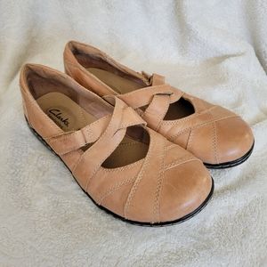 Woman's Clarks Bendables. Tan dress shoe. GUC. Size 7